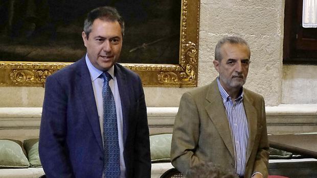 El alcalde de Sevilla, Juan Espadas, junto al delegado de Bienestar Social y Empleo, Juan Manuel Flores