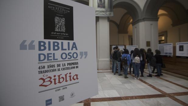 El Patio de la Cristalera de la Facultad de Filología acoge la exposición