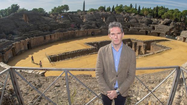 Fernando Panea, con el anfiteatro de Italica, cuya puerta norte ser hará accesible en breve a los visitantes