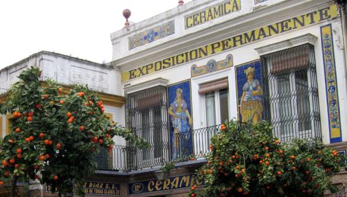 La fachada de este edificio muestra algunas cerámicas notables