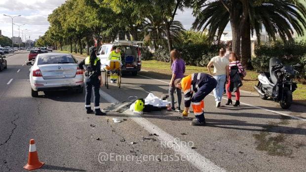 El motorista herido tras una colisión en la avenida de Andalucía en Sevilla