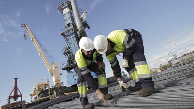Dos trabajadores en el Puerto de Sevilla