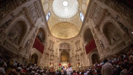 Besamanos de la Virgen de los Reyes en la Capilla Real de la Catedral