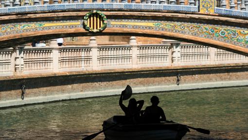 Turistas se refrescan en las barcas de la Plaza de España