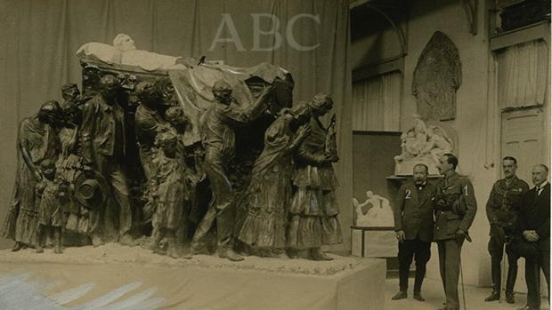 El Rey Alfonso XIII contempla el mausoleo de Joselito el Gallo aún en el estudio de Benlliure