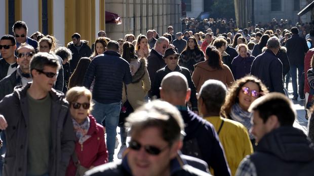 Gente por la calle Sierpes