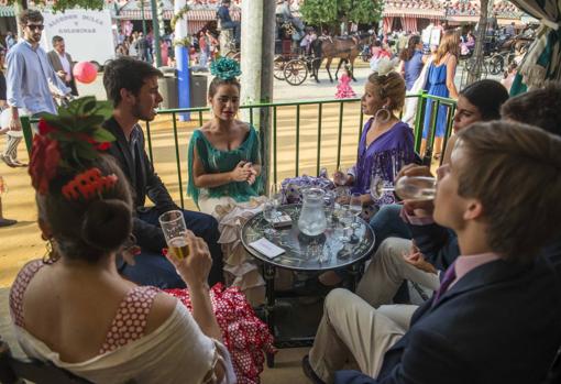 Unos jóvenes en una caseta de la Feria