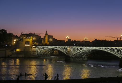 Sevilla nocturna desde el Puente de Triana