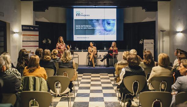 Una reunión del foro «Masmujeres» con una de sus promotoras, la arquitecta y exdiputada Alicia Martínez