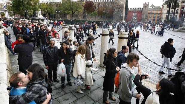 Turistas junto a la Catedral durante el pasado puente de la Inmaculada