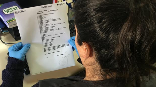 Un agente de Policía revisa la documentación de un caso similar