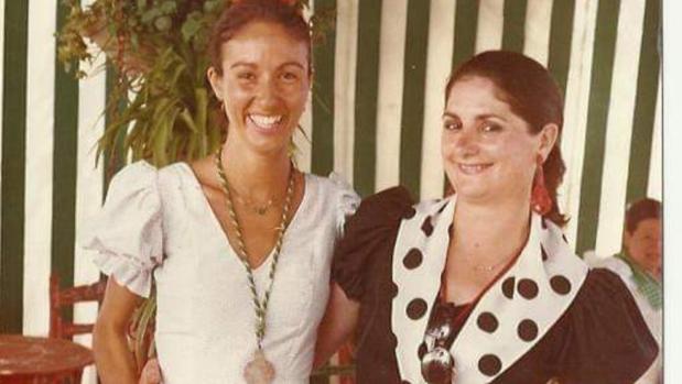 La Anselma (a la derecha de la imagen) siempre fue muy rociera, muy ferianta y muy taurina