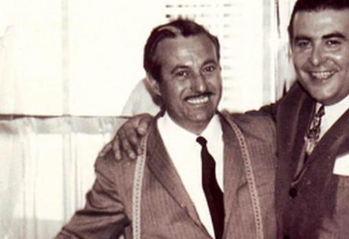 Imagen de 1949 de Enrique Porta Serrano, fundador de Derby, con el metro sobre la chaqueta
