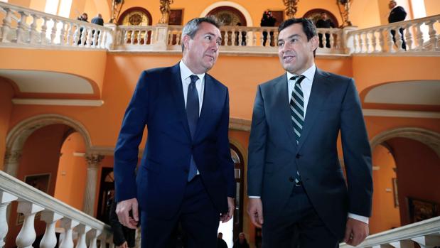 El alcalde de Sevilla, Juan Espadas, con el presidente de la Junta, Juanma Moreno, en el Ayuntamiento