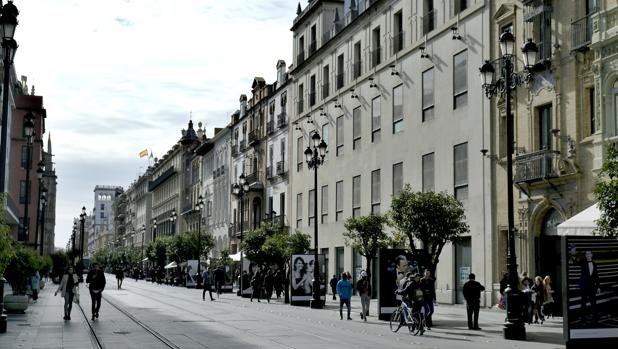 La avenida de la Constitución, con la Fnac ya cerrada en primer plano