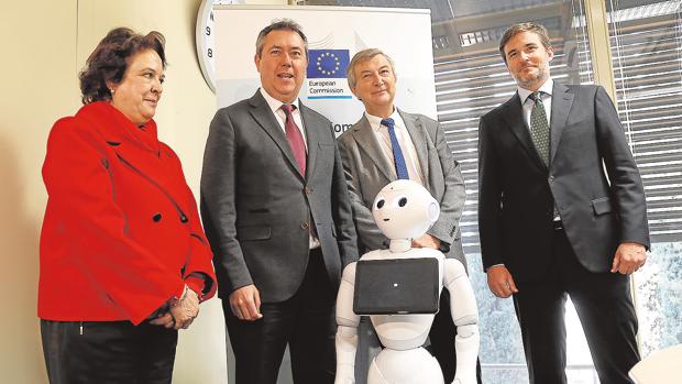 El alcalde, Juan Espadas, y la delegada de Economía, Carmen Castreño, con investigadores del centro