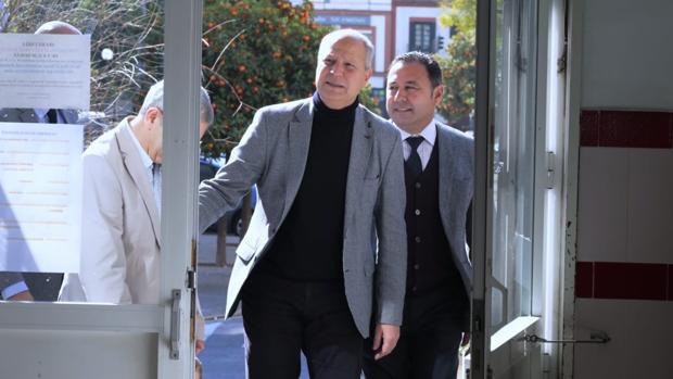 El consejero de Educación, Javier Imbroda, en el IES Martínez Montañés
