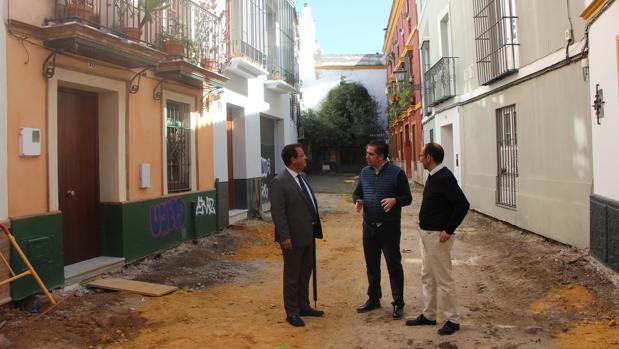 El delegado Juan Carlos Cabrera con los técnicos en la obra