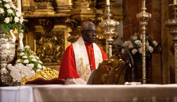 El cardenal Robert Sarah, durante su visita de este sábado a la Basílica de la Macarena