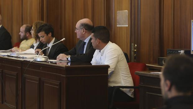 En primera línea, con camisa blanca, el joven acusado de disparar; al fondo, de amarillo, uno de los ladrones