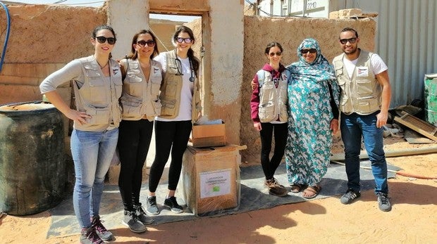 Lourdes Ríos y Carlota Alonso de Quirónsalud Sagrado Corazón; la enfermera Isabel González del Vall d´Hebrón, una cooperante local y el doctor Mansur Buseif del HU de Osuna