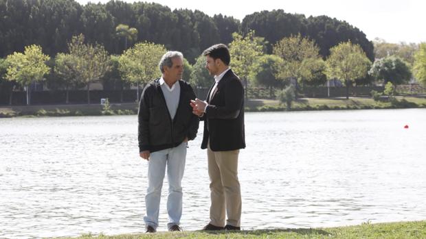 Beltrán Pérez con Ricardo Librero, en el Jardín Americano