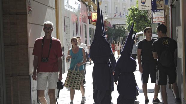 Turistas en época de Semana Santa en Sevilla