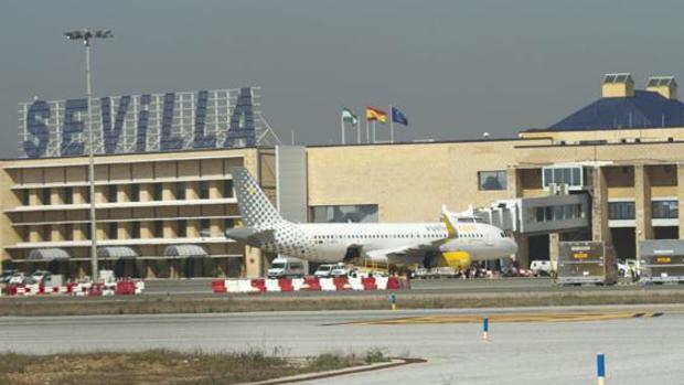 El objetivo municipal es ampliar las conexiones del aeródromo sevillano