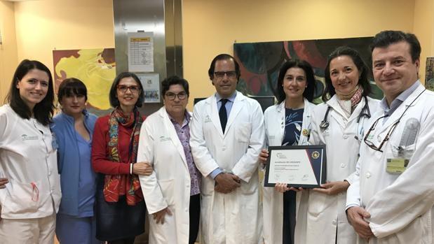 En la imagen, el equipo de la Unidad de Rehabilitación acompañado por el doctor Rafael Hidalgo (en el centro), director del Servicio de Cardiología del que depende esta Unidad