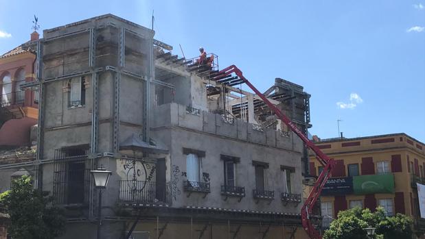 Trabajo de derribo en un edificio regionalista de San Bernardo