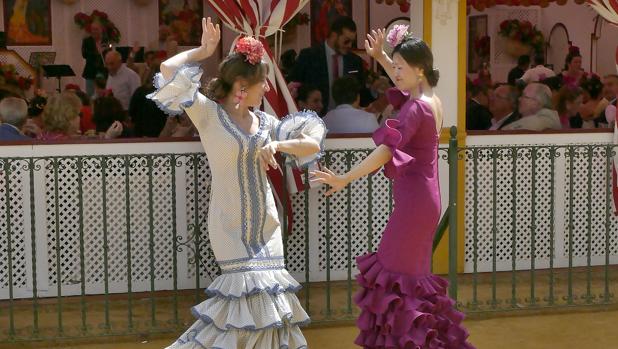 Algunas letras de sevillanas Bailar-sevillanas-feria-U301768642312F1--620x349@abc-Home