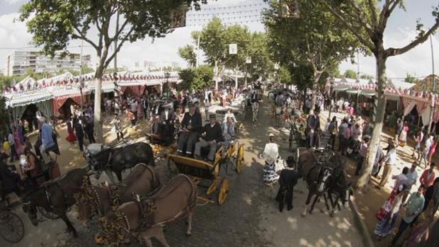 Los mejores coches de caballos acuden a la Feria de abril de Sevilla