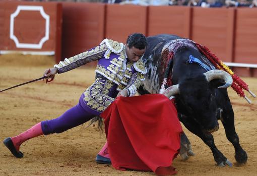 Joaquín Galdós durante la faena al segundo toro de su lote