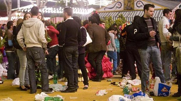 Jóvenes bebiendo en el Real de la Feria de Abril de Sevilla