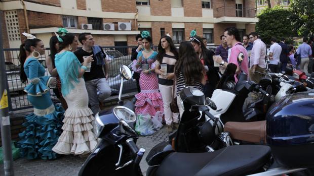 Foto de archivo de jóvenes bebiendo en las calles de Los Remedios en plena Feria de Abril
