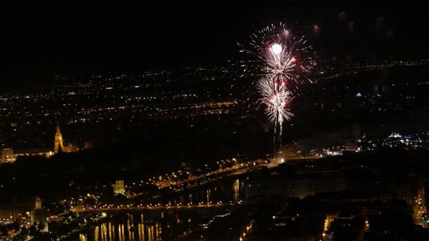 Fuegos artificiales para despedir la Feria de Abril de Sevilla 2019