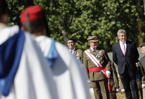 El delegado del Gobierno y el teniente general Gómez de Salazar, jefe de la Fuerza Terrestre
