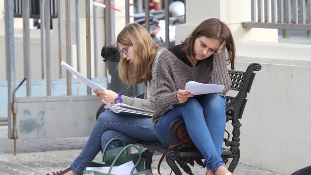Estudiantes preparándose para el exámen en Sevilla
