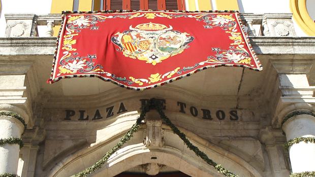 Detalle de cómo ha sido engalanada la plaza de toros con motivo de esta celebración