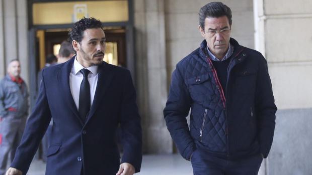 Martagón junto a su letrado, en la entrada de la Audiencia Provincial hace unos meses