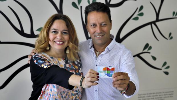 Susana Herrera con un donante mostrando la tarjeta de la donación de órganos