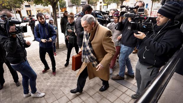 El abogadod de la víctima de la Manada Carlos Bacaicoa durante el proceso judicial