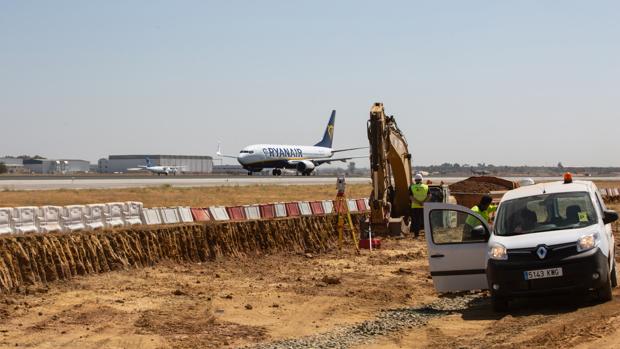 Un avión junto a la zona de obras