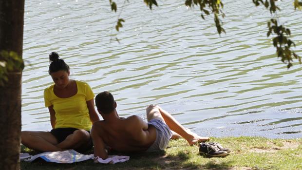 Turistas paseando en Sevilla con mucho calor