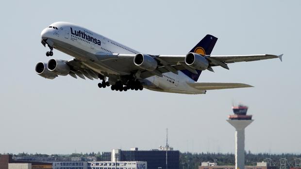 Un avión en pleno despegue