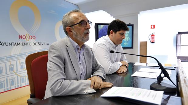 El delegado Juan Manuel Flores, junto al director general de Protección Animal, Antonio Sánchez Tosina