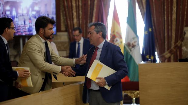El alcalde Juan Espadas saluda al portavoz del PP, Beltrán Pérez