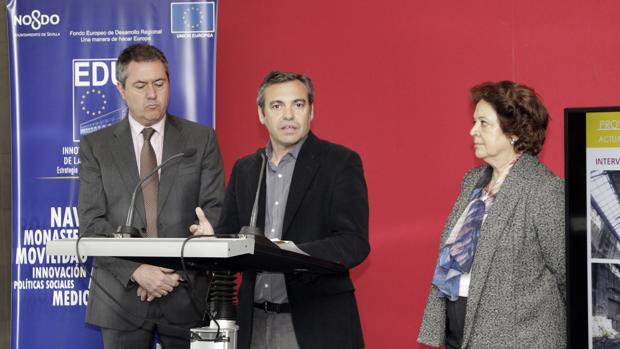 Juan Espadas, junto al director de Emvisesa y la concejal Carmen Castreño, durante la presentación del proyecto de las Naves de la Renfe