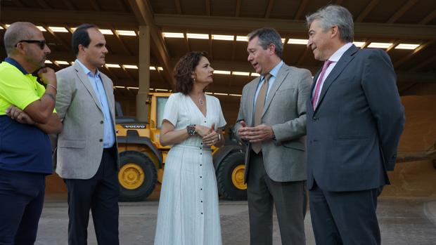 La ministra de Hacienda en funciones, María Jesús Montero (3D), junto al Alcalde de Sevilla Juan Espada (2D), durante la visita la Zona Franca del Puerto de Sevilla