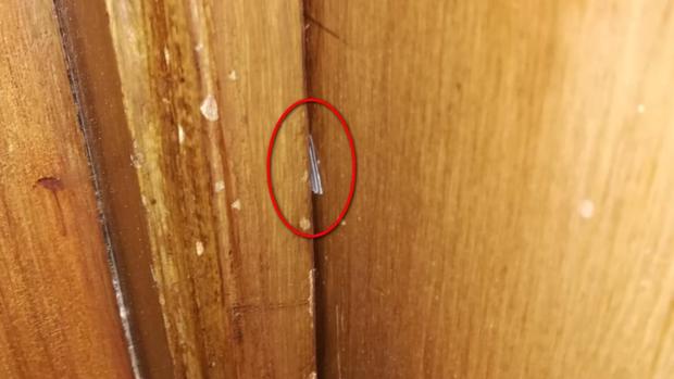Marcador colocado en una puerta de una vivienda por los ladrones para saber si la vivienda está habitada